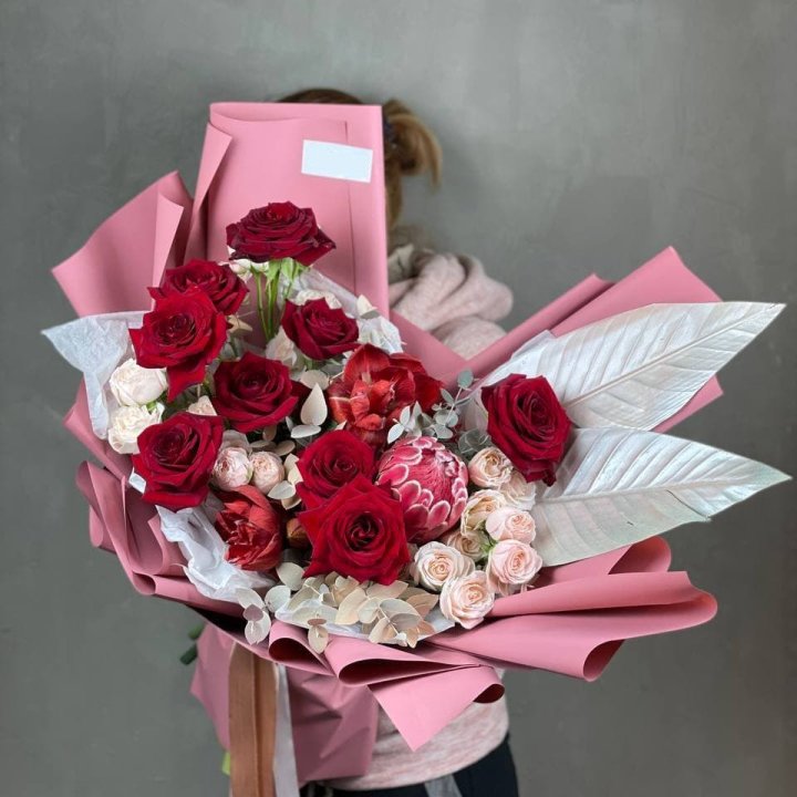Дизайнерский букет "Ред Вильвет" в Благовещенске