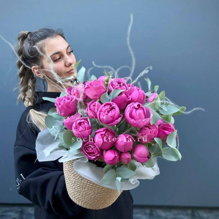 Пионовидные розы  в джутовом кашпо  в Благовещенске