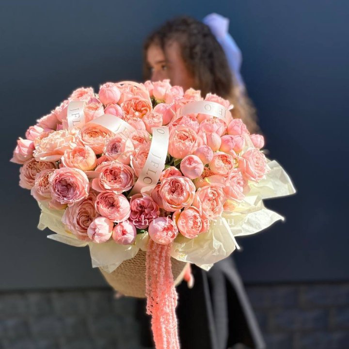 Кустовые розы Джульетта в джутовом кашпо в Благовещенске