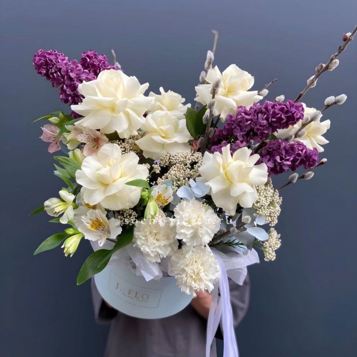 Цветочный бокс Французских роз и Сирени в Благовещенске