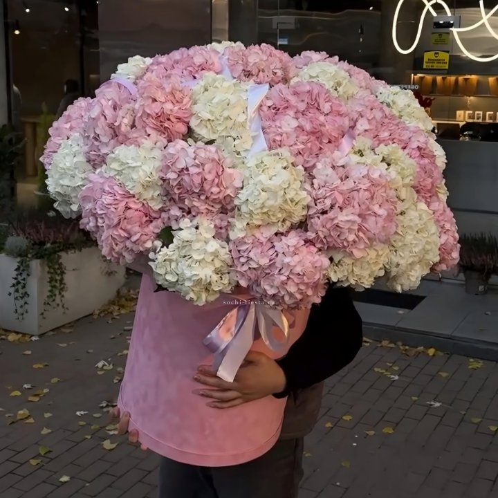 Дизайнерский цилиндр с гортензиями  в Благовещенске
