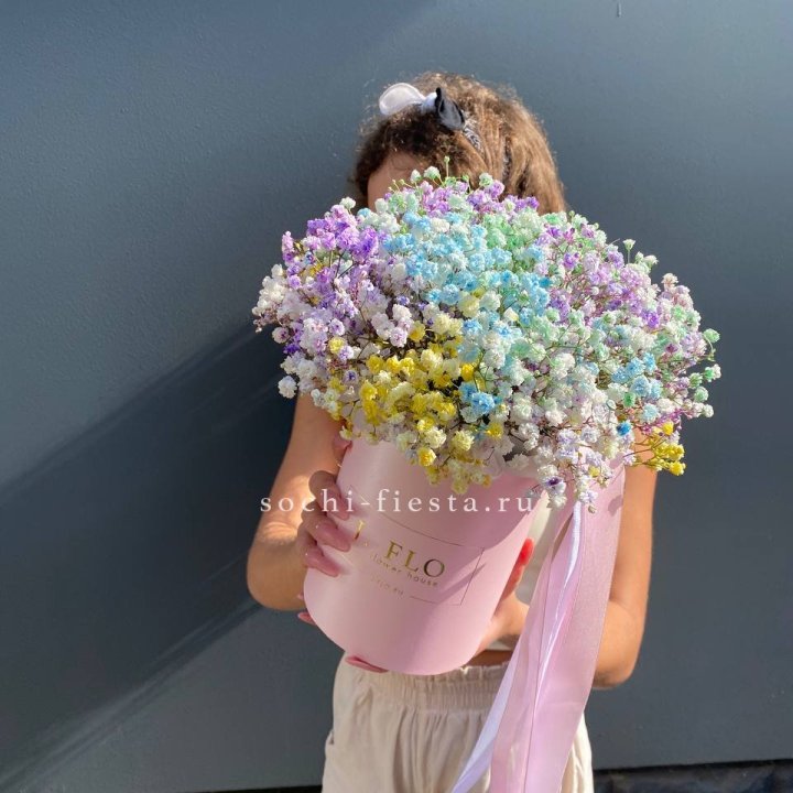 Радужные гипсофилы в шляпной коробке в Благовещенске