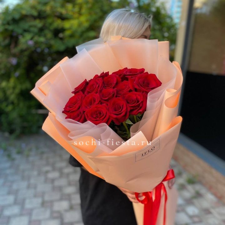 15 голландских роз в оформлении в Благовещенске