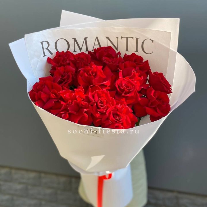 19 высоких роз в оформлении в Благовещенске