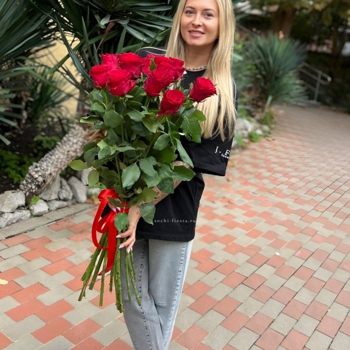 15 высоких красных роз в Благовещенске