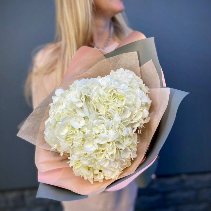 Букет из трёх белых гортензий в Благовещенске