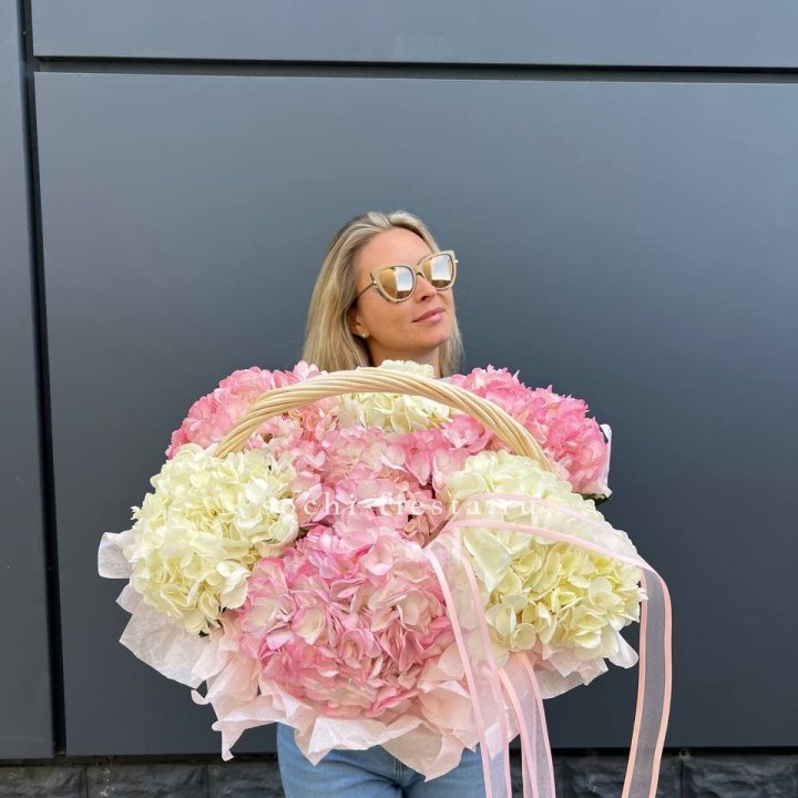 7 гортензий в корзине в Благовещенске