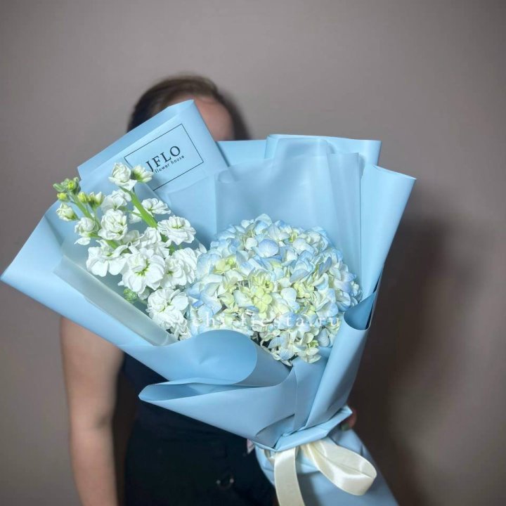 Гортензия голубая с маттиолой в Благовещенске