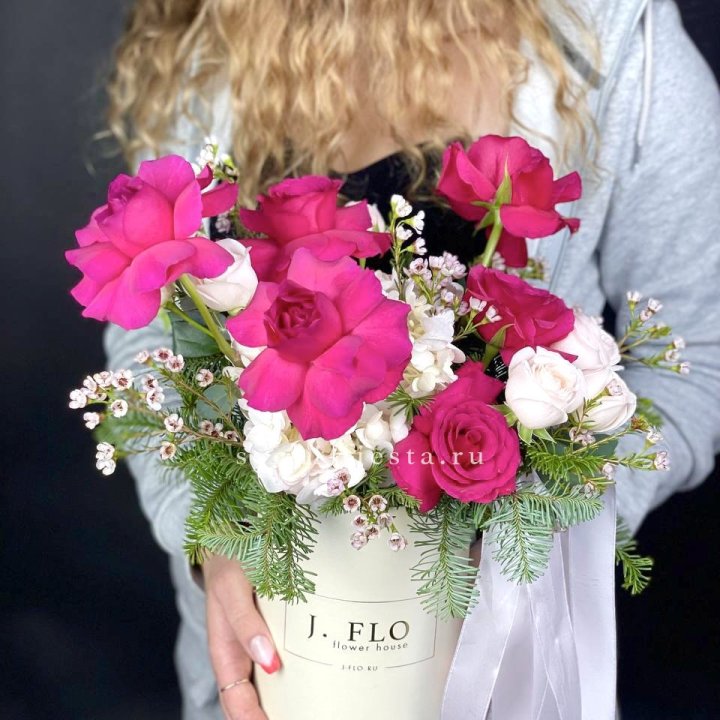 Новогодняя композиция в коробке пинк розе в Благовещенске