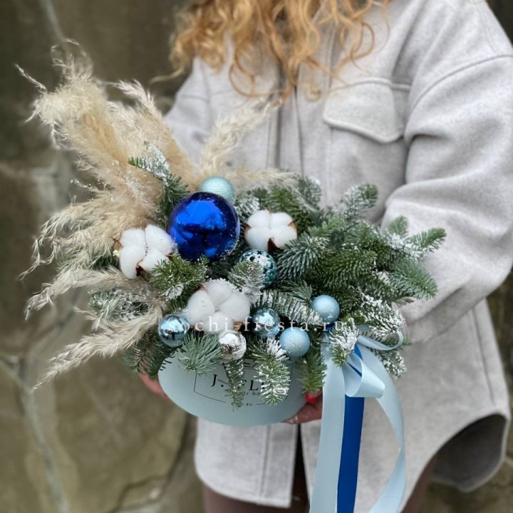 Новогодняя композиция в коробке блю в Благовещенске