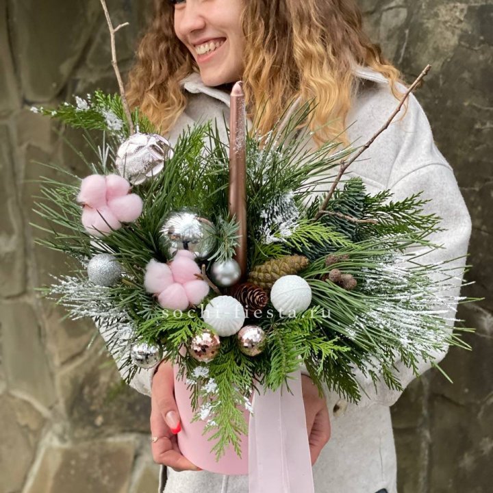 Новогодняя композиция в коробке пинк в Благовещенске