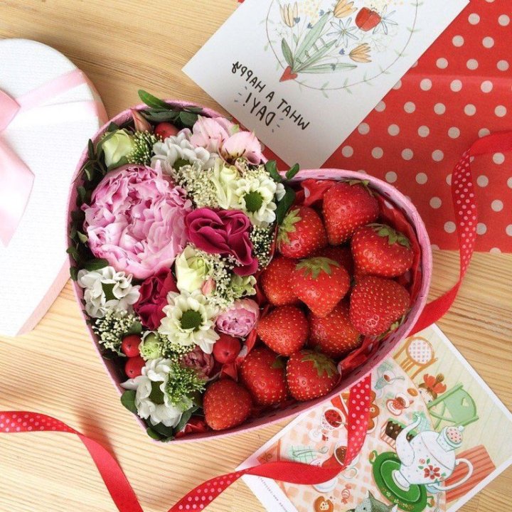 Бокс с клубникой и цветами в Благовещенске