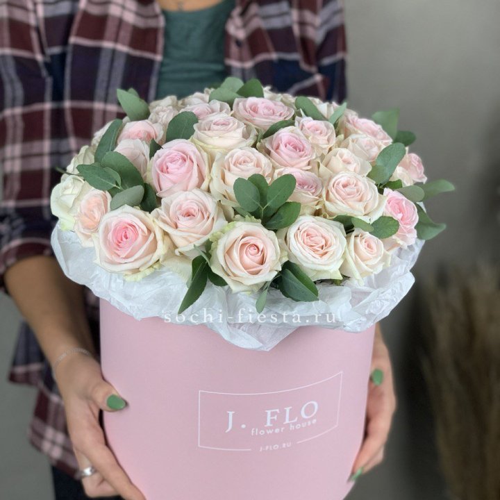 35 розовых роз в цилиндре в Благовещенске