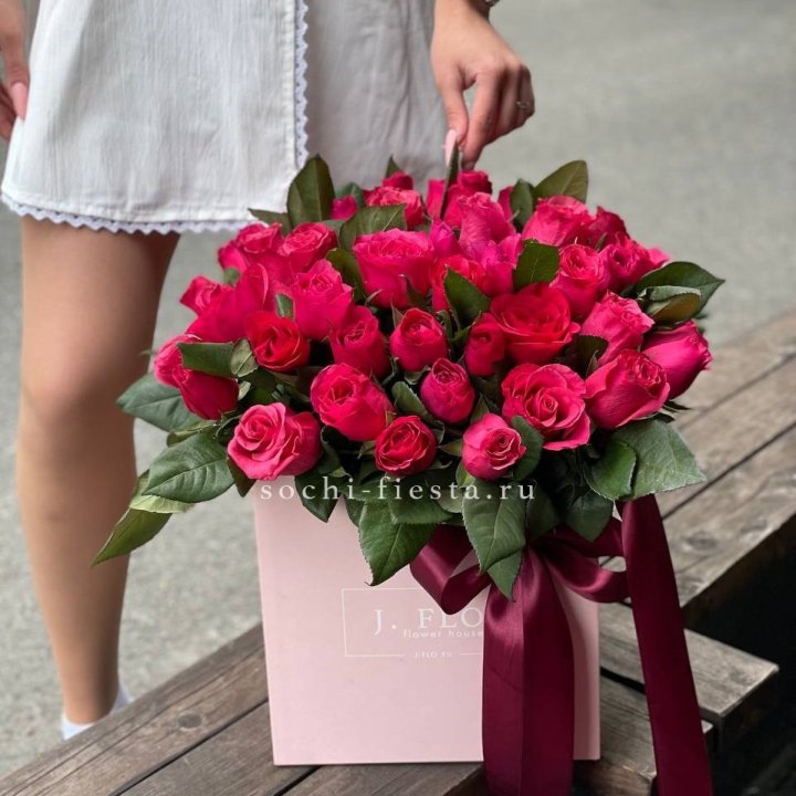 55 алых роз в кубе в Благовещенске