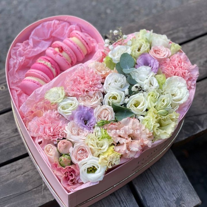 Бокс-сердце с макарон "Пинк" в Благовещенске