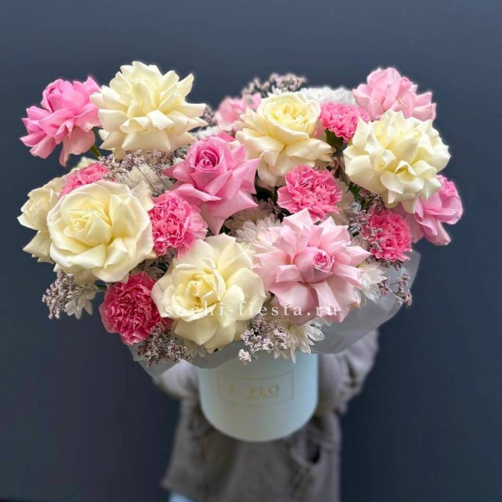 Коробка французских роз и диантусов "Бони" в Благовещенске