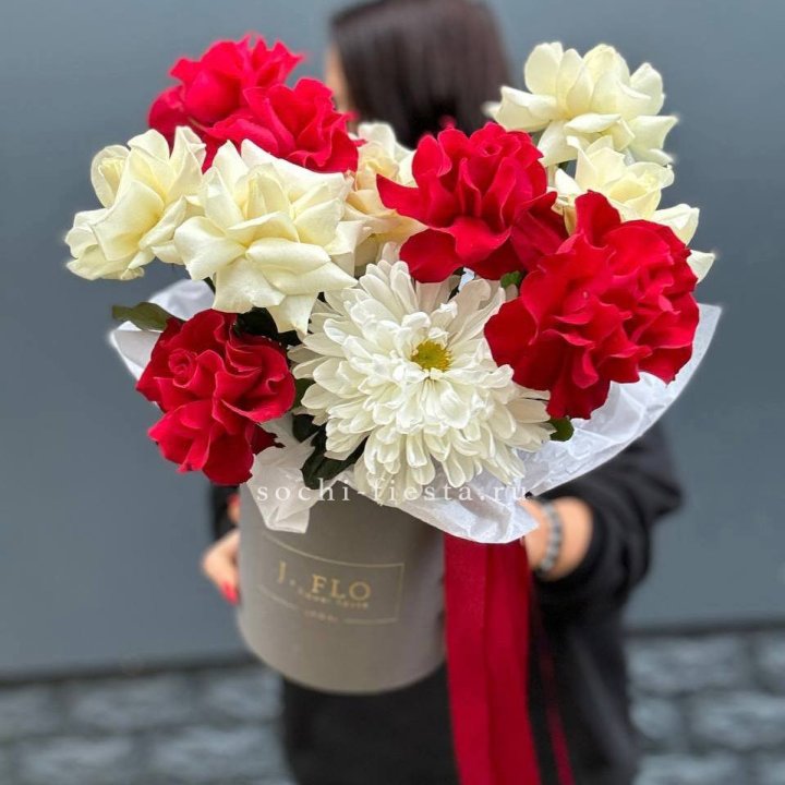 Французские розы с хризантемой в боксе в Благовещенске