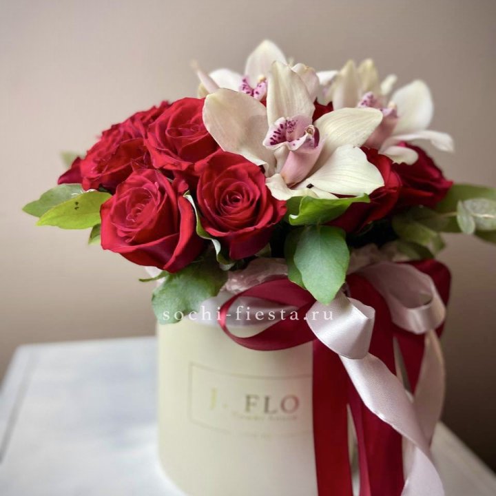 Розы и орхидеи в боксе в Благовещенске