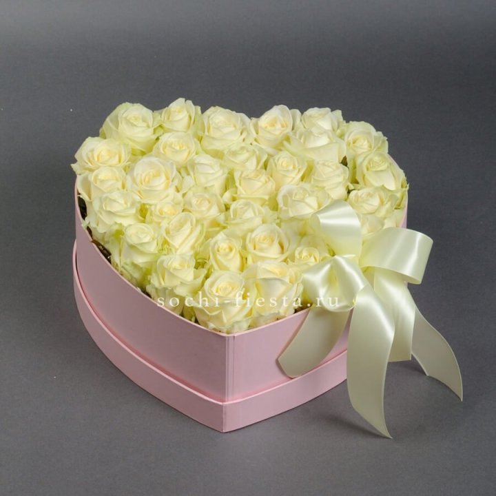 35 белых роз в коробке "Сердце" в Благовещенске