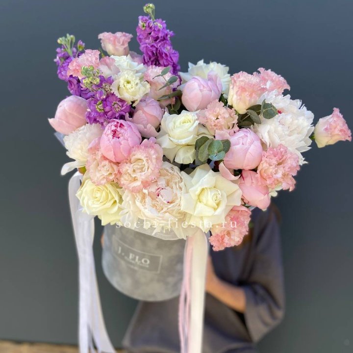 Дизайнерский цилиндр с пионами "Ривьера" в Благовещенске