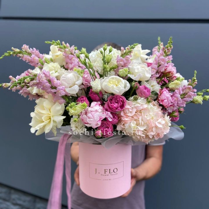 Дизайнерский цилиндр с пионами "Саманта" в Благовещенске