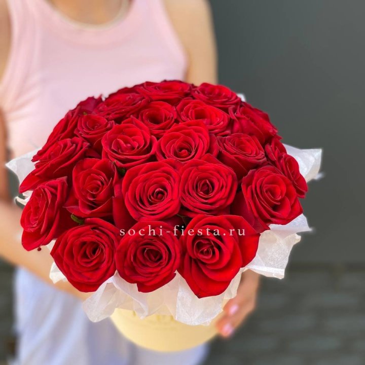 Красные розы в цилиндре в Благовещенске