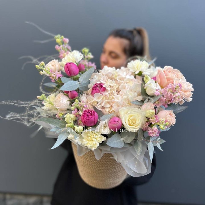 Цветочная композиция в джутовом боксе  в Благовещенске