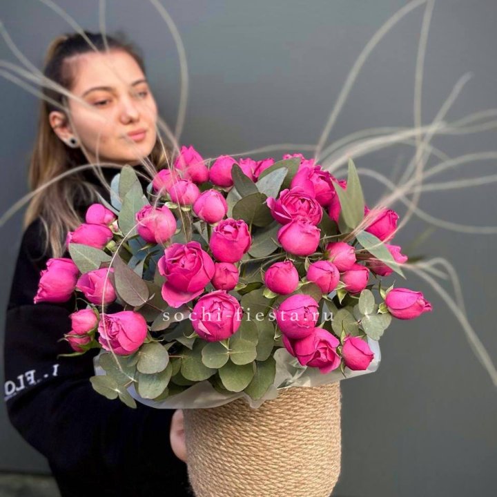 Пионовидные розы Мисти Бабблс в джутовом кашпо в Благовещенске