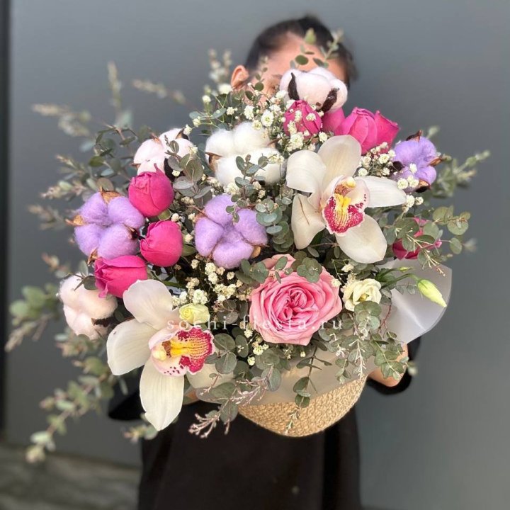 Орхидея и розы в джутовом кашпо в Благовещенске