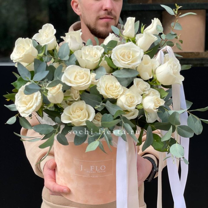 41 белая роз в бархатном боксе в Благовещенске