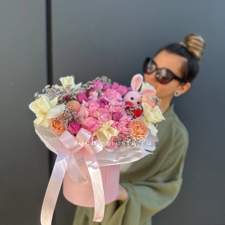 Дизайнерский цилиндр с игрушкой "Лола" в Благовещенске