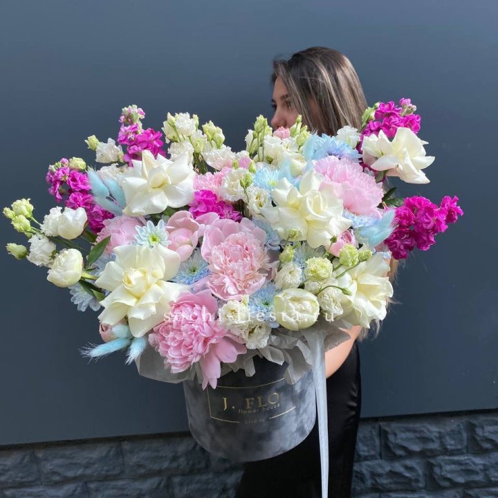 Дизайнерский цилиндр "Пионы гарден" в Благовещенске