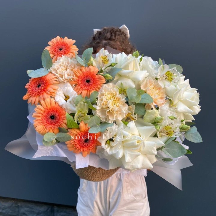 Розы и герберы в джутовом кашпо "Георгино" в Благовещенске