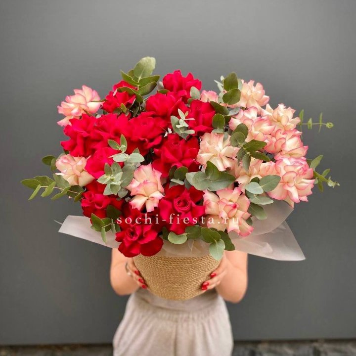 25 Французских роз в джутовом кашпо  в Благовещенске