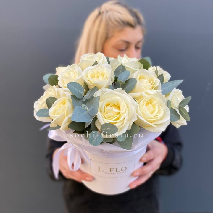 15 белых роз в боксе в Благовещенске