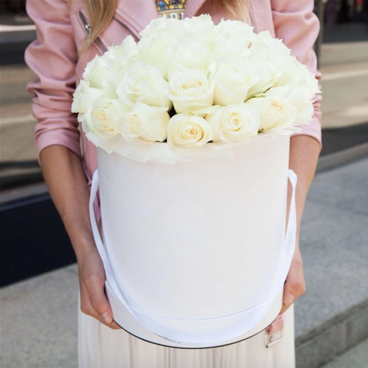 35 белых роз в цилиндре в Благовещенске