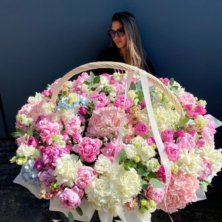 Цветочная корзина из пионов и пионовидных роз "Перфекте" в Благовещенске