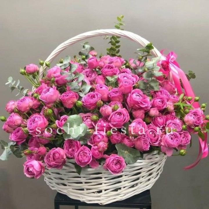 65 пионовидных кустовых роз в корзине в Благовещенске