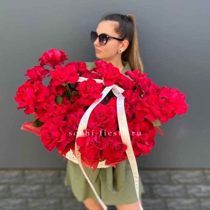 Красные французские розы в корзине в Благовещенске