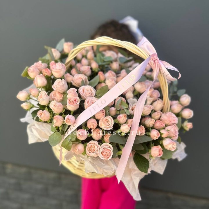 Корзина кустовых пионовидных роз в Благовещенске