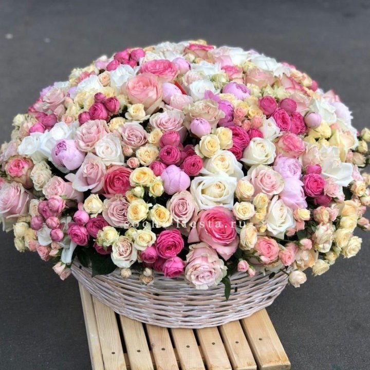 Цветочная корзина из пионов и пионовидных роз "Юниверсити" в Благовещенске