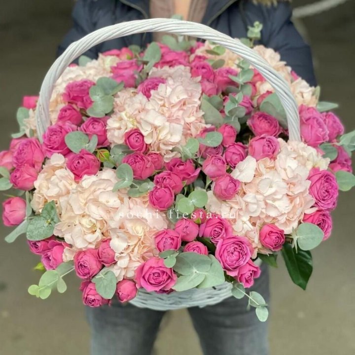Корзина с гортензией и Мисти Баблс в Благовещенске