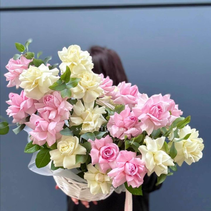 25 Французских роз в корзине в Благовещенске