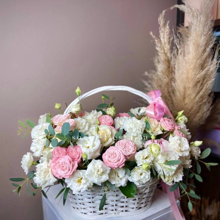 Цветочная корзина "Пинки вайт" в Благовещенске