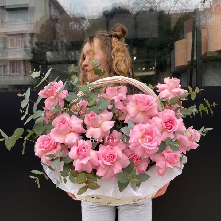 25 роз в цветочной корзине  в Благовещенске