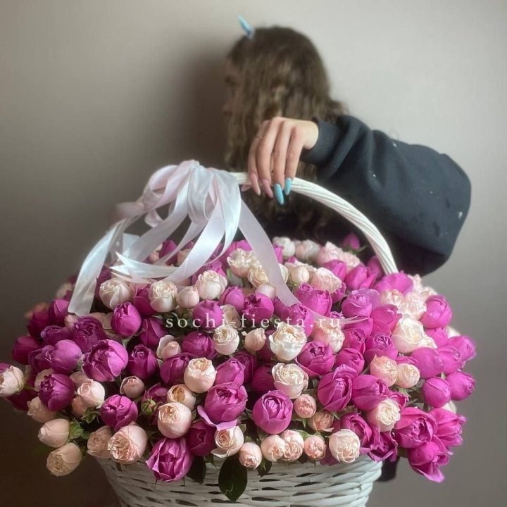 Премиум корзина пионовидных кустовых роз в Благовещенске