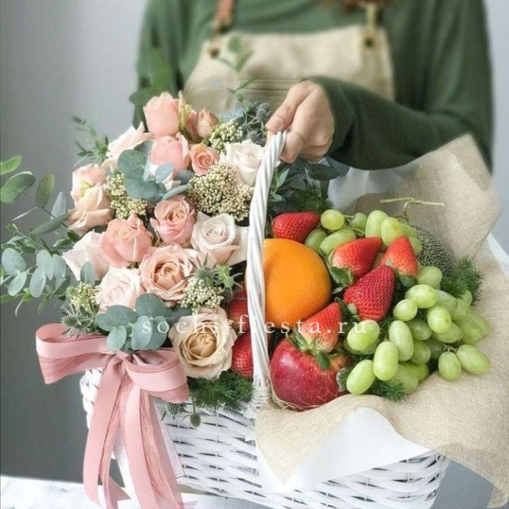 Фруктовая корзина c цветами в Благовещенске