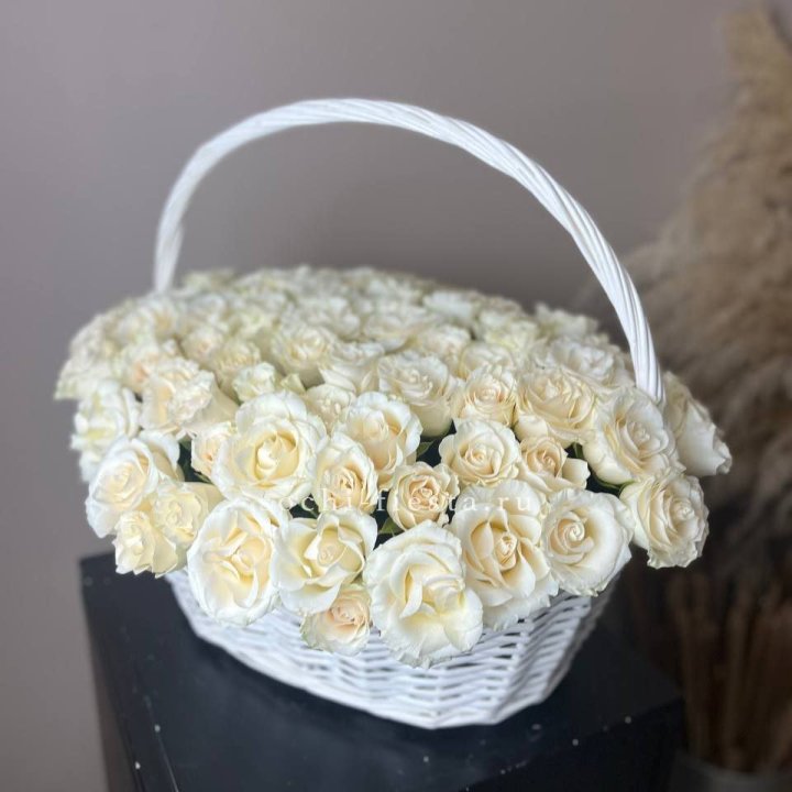 101 белая роза в корзине в Благовещенске