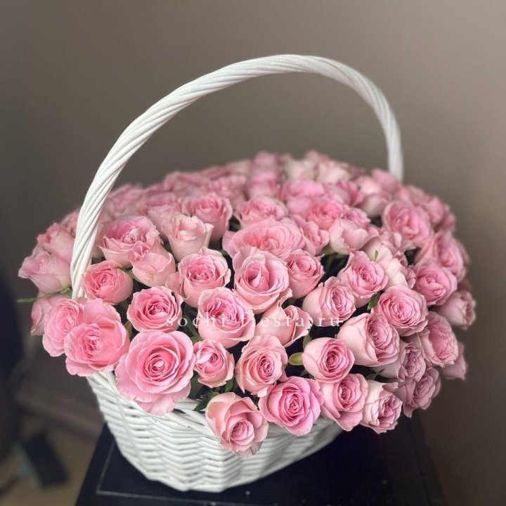 101 розовая роза в корзине в Благовещенске