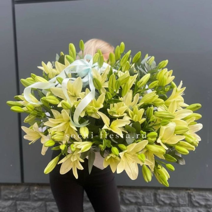 Лилии в корзине в Благовещенске